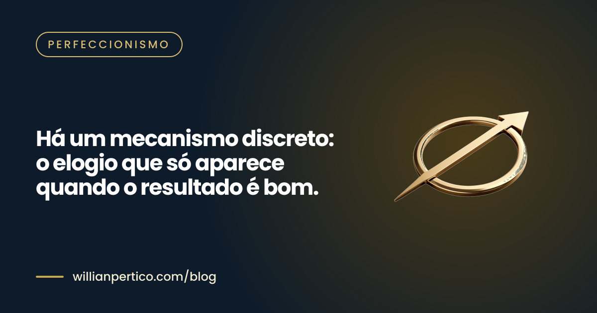 Há um mecanismo discreto: o elogio que só aparece quando o resultado é bom.